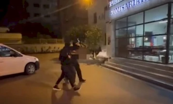 Një shtetas i Maqedonisë së Veriut i kërkuar për tre vrasje arrestohet në Tiranë