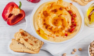 Humus me qiqra dhe speca të pjekur