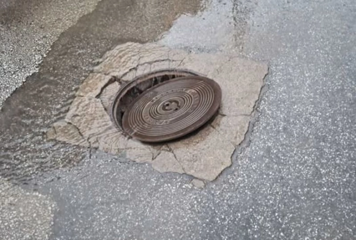 Во Радовиш граѓаните самоволно ги подотвораат капаците на шахтите кога врне, опасност од сериозни повреди и материјални штети