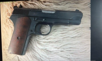 Претреси во село Брвеница, пронајдено оружје и дрога, приведени пет лица