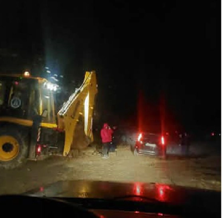 Исчистен дел од одроните на патот Берово - Струмица, сообраќајот се одвива по една коловозна лента