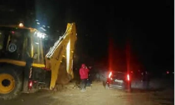 Исчистен дел од одроните на патот Берово - Струмица, сообраќајот се одвива по една коловозна лента