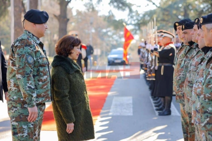 Presidentja Siljanovska Davkova në referim për gatishmëri luftarake të Armatës