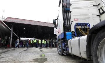 Vendkalimet kufitare edhe sot të bllokuara nga kamionistët