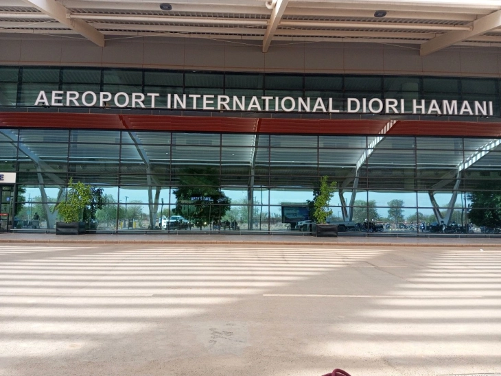 Престрелки и експлозии во близина на меѓународниот аеродром „Диори Хамани“ во Нијамеј