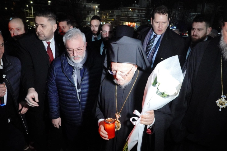 Вселенскиот патријарх Вартоломеј остави бели рози на стадионот на ПАОК во спомена на загинатите навивачи