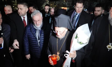 Вселенскиот патријарх Вартоломеј остави бели рози на стадионот на ПАОК во спомена на загинатите навивачи