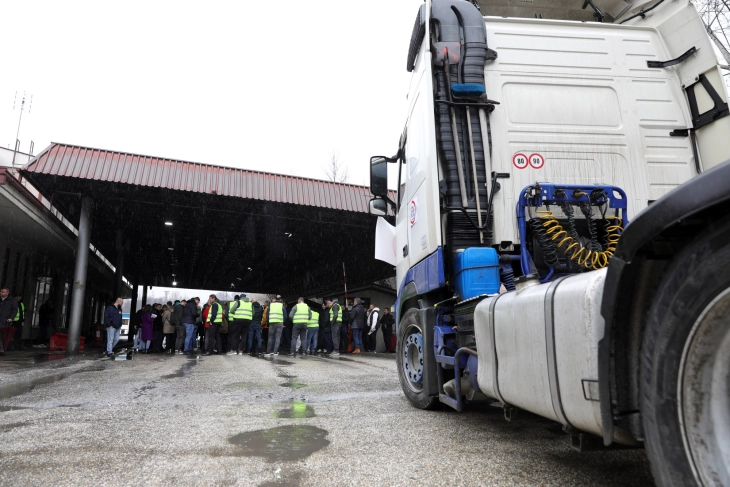 Traffic: Partly wet roads, protesting truck drivers blocking borders
