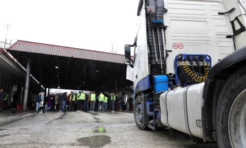 Traffic: Partly wet roads, protesting truck drivers blocking borders