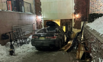 Уапсен маж кој со автомобил повеќепати удрил во синагога во Њујорк