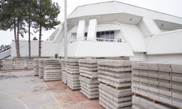 Почна партерно уредување околу Спортската сала во Куманово