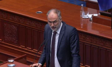 Стоилковиќ: Во Министерството за односи меѓу заедниците тој што прима плата, мора и да оди на работа