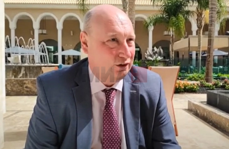 KE-ja shkarkoi një zyrtar të lartë për shkak të 