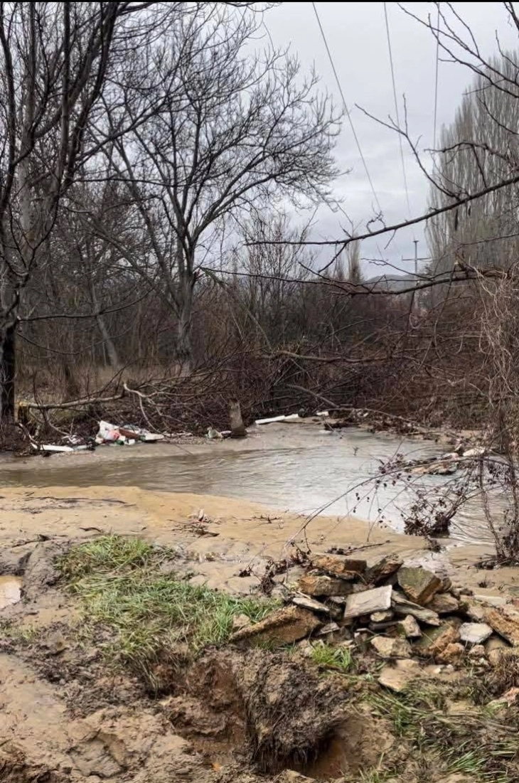 По интервенција на градежната механизација во Виница санирани последиците од обилните дождови