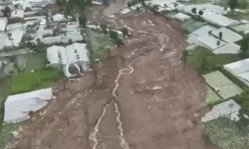 Бројот на жртви од свлечиштето во Индонезија се зголеми на 49