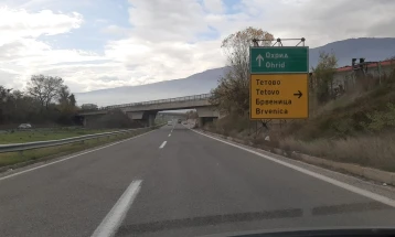 Сообраќајот  се одвива по наместа влажни коловози