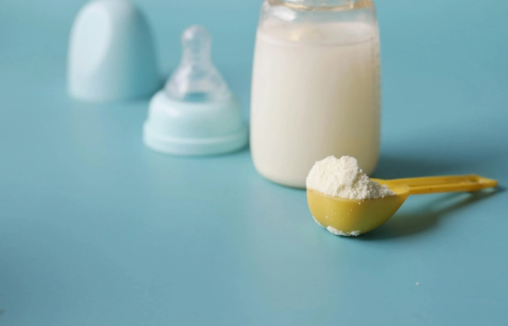 Франција ги заостри правилата за млеко за доенчиња по повлекување на одредени производи