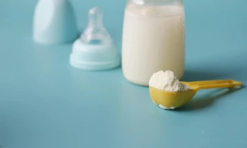 Франција ги заостри правилата за млеко за доенчиња по повлекување на одредени производи