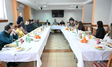 Тошковски во посета на децата и семејствата на загинатите бранители во зимското одморалиште на МВР на Пониква