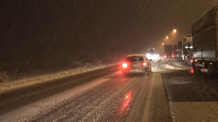 Сообраќајот во зимски услови по влажни коловози, останува забраната за камиони и автобуси на патот Шипковица-Попова Шапка