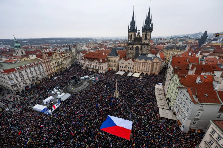 Tens of thousands of Czechs demonstrate for President Pavel