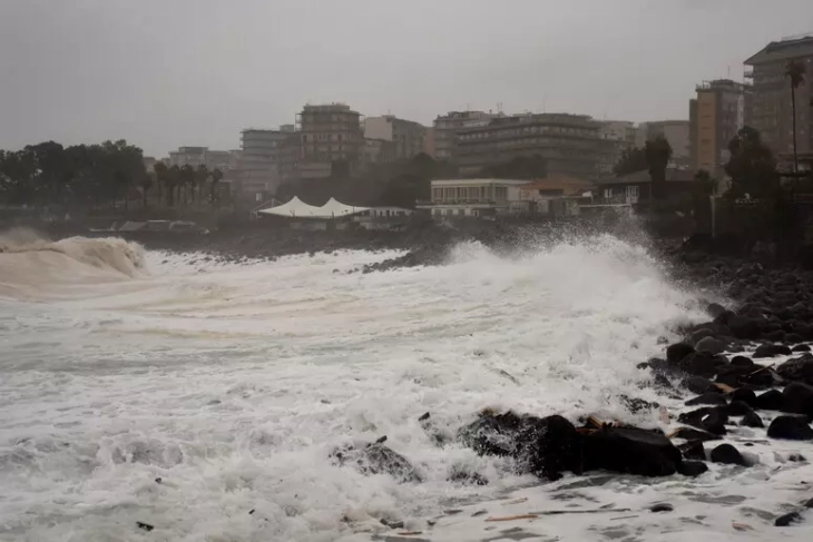 Rreth një mijë emigrantë ndoshta u zhdukën në Mesdhe pas ciklonit Hari, paralajmëron organizata joqeveritare