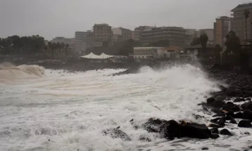 Rreth një mijë emigrantë ndoshta u zhdukën në Mesdhe pas ciklonit Hari, paralajmëron organizata joqeveritare