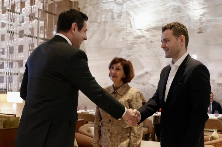 Mucunski and Siljanovska-Davkova meet Macedonians living and working in UAE