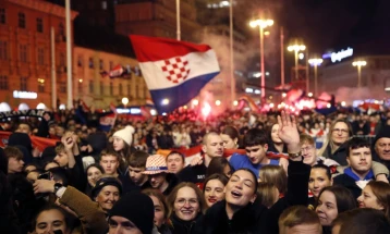 Хрватските ракометари дочекани од илјадници навивачи со настап на пејачот Томпсон