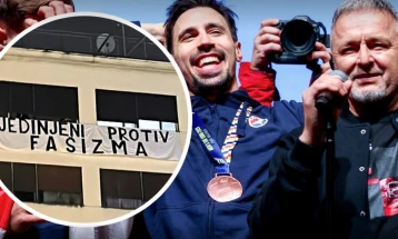 Хрватските ракометари во Загреб пречекани со песните на Томпсон, во публиката контроверзното знаме и усташки поздрав