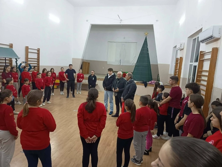 Градоначалникот Костадинов со членовите на ФА „Китка“ во Чешиново - Облешево