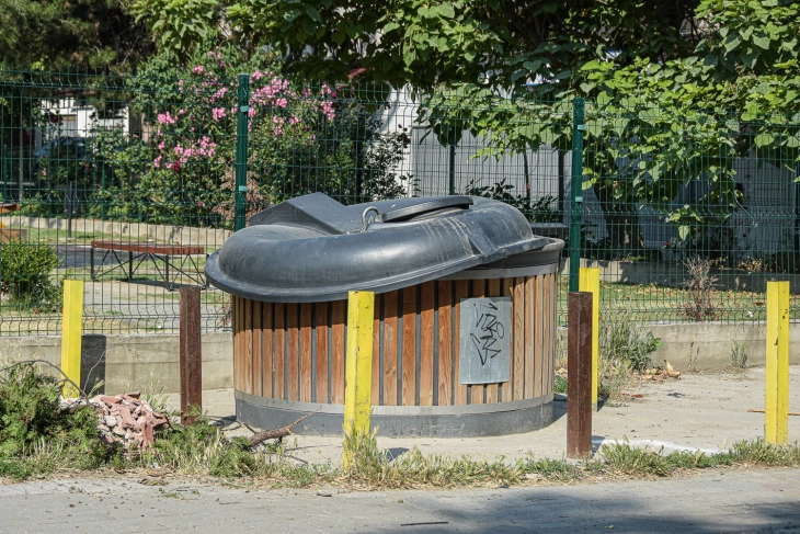 Искршени делови од полуподземни контејнери во Струмица