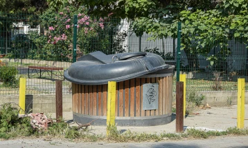 Искршени делови од полуподземни контејнери во Струмица