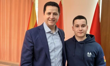 Олимпиецот Виктор Петков на прием кај градоначалникот на општина Гостивар, Ваљбон Лимани