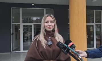 Илина Арсовска, ученичка во трета година во кумановската Гимназија „Гоце Делчев“, дел од македонскиот тим на Европската женска математичка олимпијада