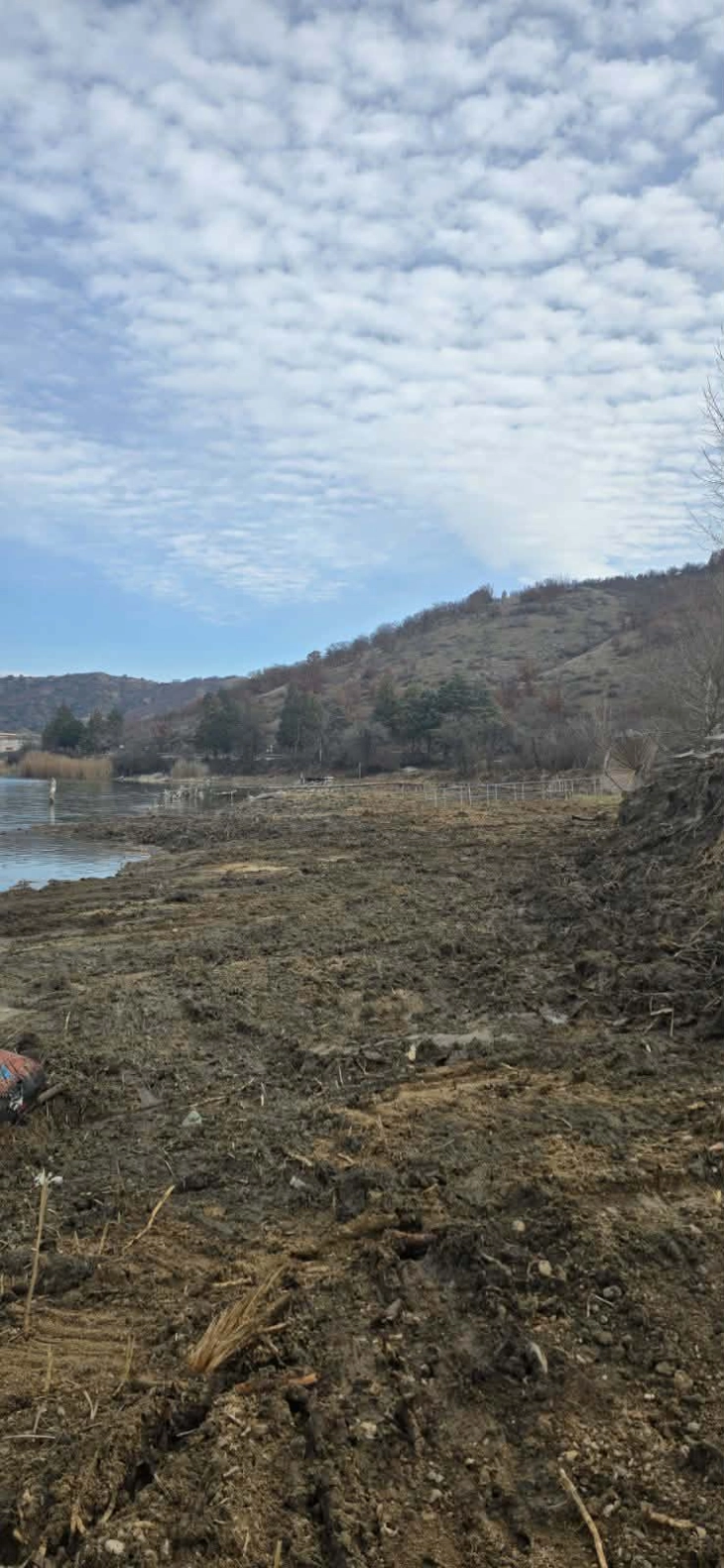 Прва плажа на велешкото езеро „Младост“ исчистена 30 проценти