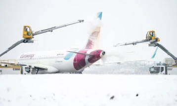 Aeroporti i Berlinit i suspendoi të gjitha fluturimet për shkak të borës dhe shiut të ngrirë