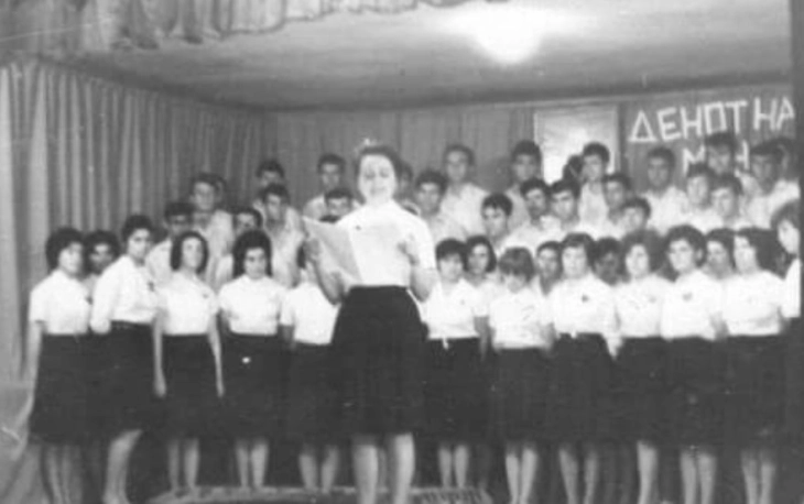 На 6. февруари во 1945 година во Битола е одржан првиот наставен час на современ македонски јазик