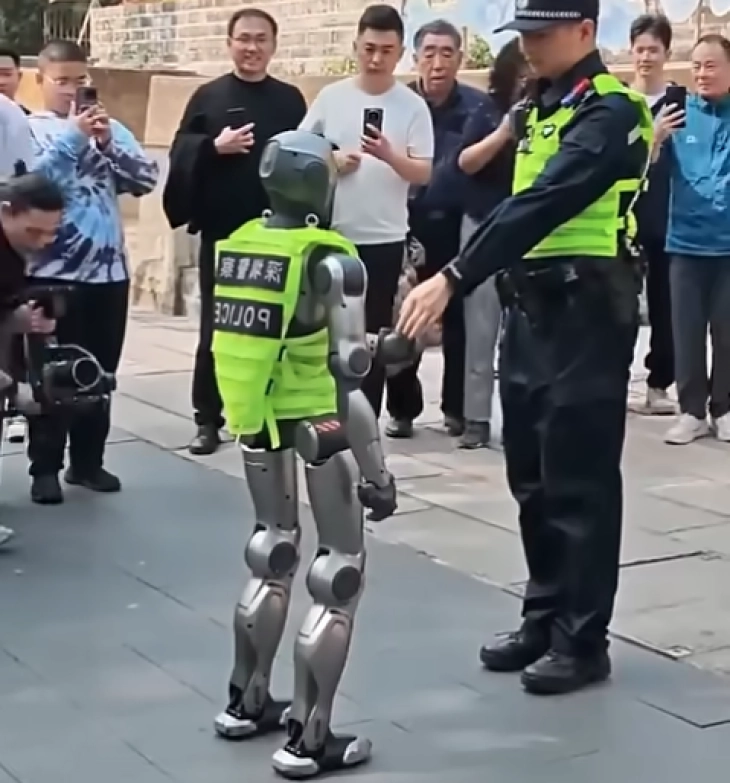 Një robot polic patrullon në qytetet kineze
