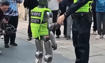 Një robot polic patrullon në qytetet kineze