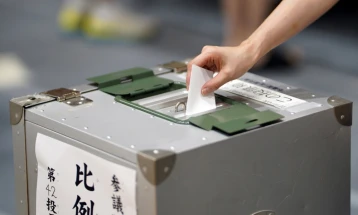 Јапонците в недела гласаат на предвремени парламентарни избори, фаворит е Такаичи