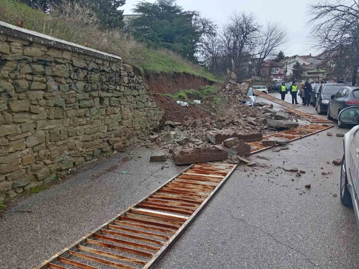 Потпорниот ѕид и оградата кои се урнаа ќе ги санира Општина Штип