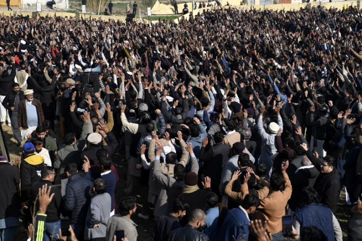 Уапсени четири лица за смртоносниот напад врз џамијата во Исламабад, денеска погребани жртвите на нападот