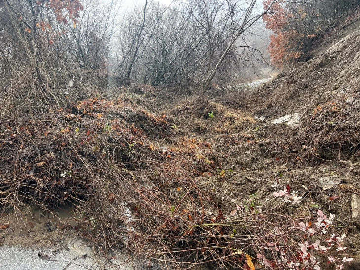 Расчистени одроните од камен, земја и дрва од новиот пат за село Скудриње