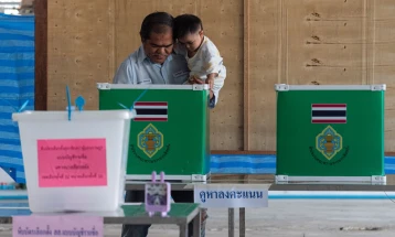 Партијата Бумџаитаи на премиерот Чарнвиракул води на парламентарните избори во Тајланд