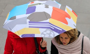 Облачно со повремен дожд