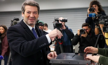 Moderate socialist Seguro wins presidential election in Portugal
