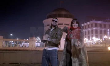 Хитот „Опасно“ на Елвир Мекиќ и Маја Саздановска по 18 години конечно доби спот