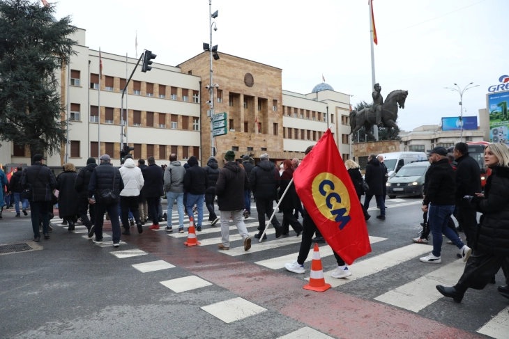 LSM-ja ka filluar bllokadat në Kuvend, kërkon rritjen e pagës minimale në 600 euro
