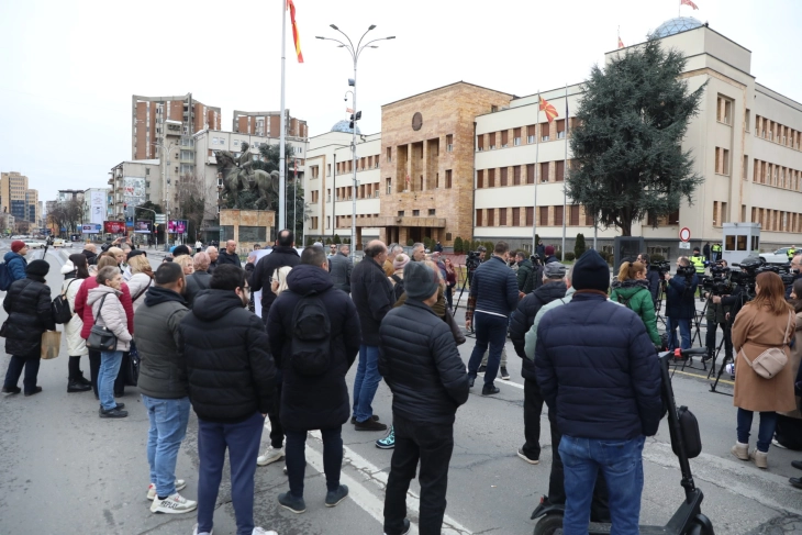 LSM e bllokoi Kuvendin, kërkon pagë minimale prej 600 euro dhe një rritje të të gjitha pagave të tjera për 6.000 denarë